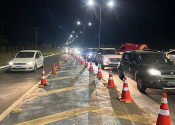 Operação Lei Seca na MT-251 resulta em prisão de quatro motoristas e remoção de 27 veículos