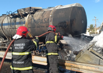 Bombeiros combatem incêndio após colisão entre duas carretas e um ônibus em Rondonópolis