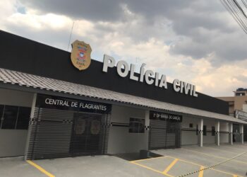 Homem descumpre medida protetiva, persegue ex-companheira e é preso pela Polícia Civil