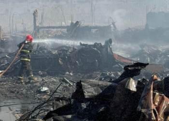 Bombeiros combatem incêndio em empresa de reciclagem no distrito industrial