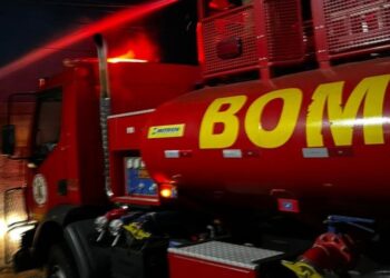 Bombeiros combatem incêndio em empresa de Lucas do Rio Verde