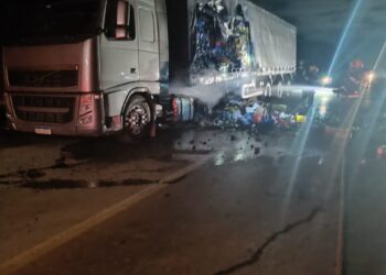 Bombeiros de Sinop combatem incêndio em carreta que transportava bebida alcoólica