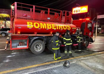 Corpo de Bombeiros extingue incêndio em pastelaria no centro de Cuiabá