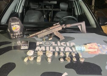 PM prende trio, apreende submetralhadora e 16 porções de maconha em Várzea Grande