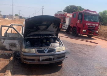 Bombeiros combatem incêndio em carro de passeio em Guarantã do Norte