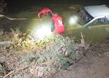 Corpo de Bombeiros faz retirada de carro que caiu de ponte e ficou submerso em córrego
