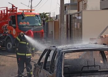 Bombeiros combatem incêndio em carro que pegou fogo em avenida em Primavera do Leste