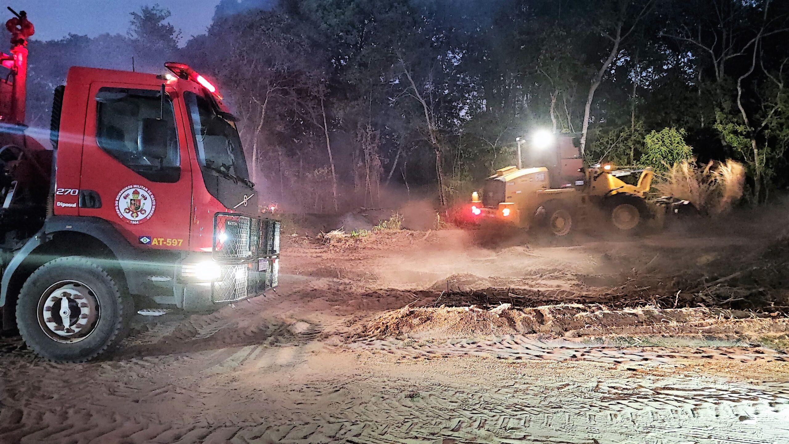 Bombeiros combatem incêndio em vegetação em Campo Verde