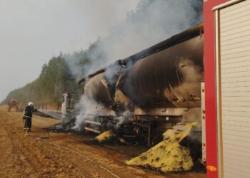 Bombeiros combatem incêndio em carreta carregada com ração