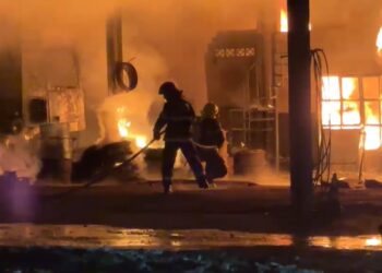 Corpo de Bombeiros Militar combate incêndio de grandes proporções em mecânica e borracharia