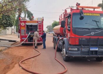 Corpo de Bombeiros combate incêndio em residência em Rondonópolis