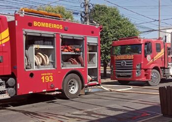 Bombeiros combatem incêndio em edificação comercial em Sinop