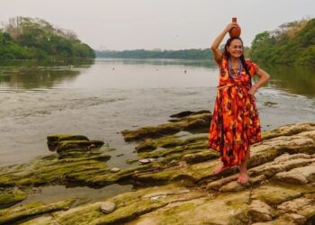 Espetáculo Bença Vó apresenta trajetória de Dona Domingas, fundadora do Flor Ribeirinha