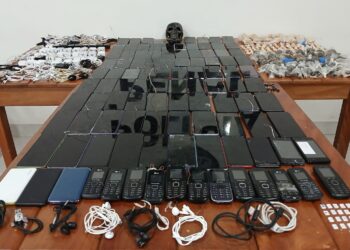 Polícia Penal apreende 101 celulares, dezenas de materiais eletrônicos e entorpecentes na Penitenciária Mata Grande