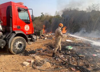 Corpo de Bombeiros Militar combate incêndio em lixão em Primavera do Leste