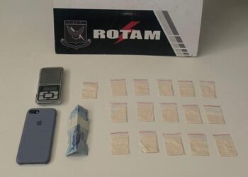 Rotam prende homem por tráfico de drogas e apreende porções de cocaína