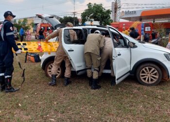 Bombeiros socorrem vítimas de acidente de trânsito