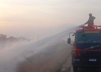 Corpo de Bombeiros combate incêndio em vegetação às margens da rodovia MT-140