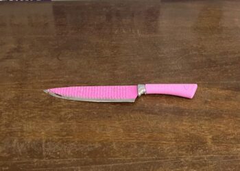 PM prende mulher suspeita de esfaquear namorado após crise de ciúmes