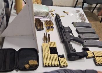 Polícia Militar apreende fuzil, 446 munições e prende suspeito por associação criminosa