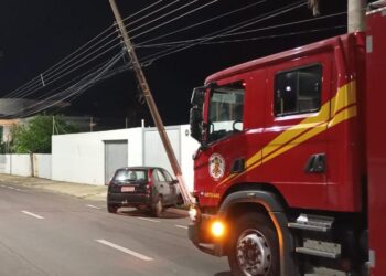 Corpo de Bombeiros é acionado para atender ocorrência de carro que atingiu poste de energia elétrica