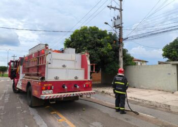 Bombeiros combatem incêndio em poste de energia elétrica em Campo Verde