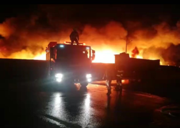 Corpo de Bombeiros combate incêndio de grandes proporções em fábrica no Distrito Industrial