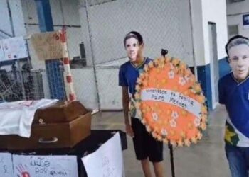 Em protesto, estudantes fazem ‘enterro’ usando máscaras de Mauro Mendes