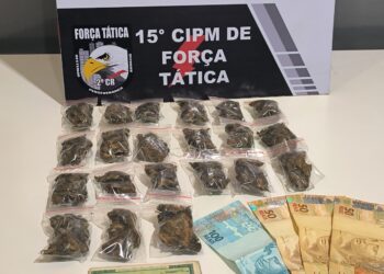 Força Tática prende trio por tráfico de drogas e recolhe 34 porções de maconha