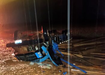 Corpo de Bombeiros socorre vítima presa em cabine de caminhão que tombou na BR-364