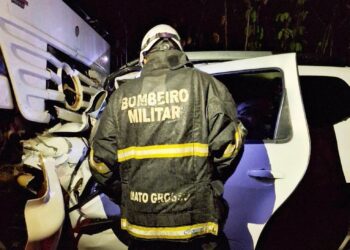 Bombeiros retiram vítima presa às ferragens após acidente na MT-170