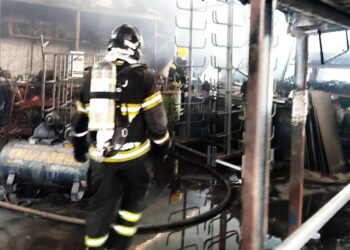 Bombeiros militares combatem incêndio em fábrica de móveis em Cuiabá