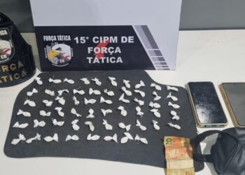 Força Tática prende três pessoas por tráfico de drogas em ponto de venda de entorpecentes