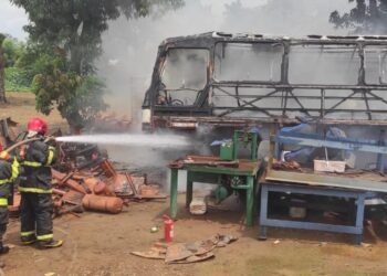 Corpo de Bombeiros extingue incêndio em ônibus em Campo Verde