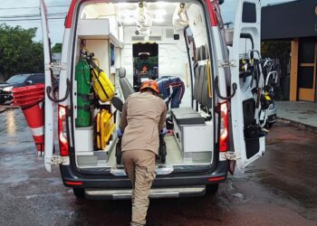 Bombeiros salvam recém-nascido que se engasgou durante amamentação