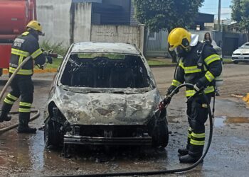 Corpo de Bombeiros apaga incêndio em veículo e evita propagação para residência