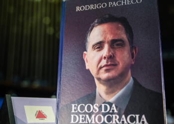 Desinformação e mentira são inimigas da democracia, diz Lula em livro de Pacheco