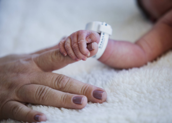 Criança que nascer em 2025 deve viver mais, ter menos irmãos e encontrar mais idosos