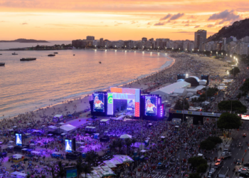 Copacabana reúne milhares de pessoas no Rio para celebrar a chegada de 2025