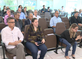 Prefeitos da região Centro-Oeste de MG se reúnem em Divinópolis para debater atraso no pagamento do Fundeb