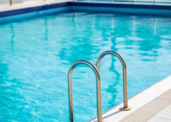 Menino morre afogado em piscina de clube