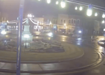 Câmeras de segurança flagram acidente com carro em alta velocidade nos EUA; VÍDEO