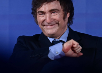 Ajuste fiscal de Milei reduziu programas sociais em 45% na Argentina