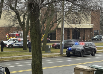 Atiradora que matou 2 pessoas em escola dos EUA tinha 17 anos e era aluna da instituição