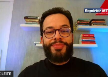 Visagista cuiabano famoso nas redes sociais promete rejuvenescer clientes com corte de cabelo; veja