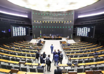 Câmara analisa projeto do ajuste fiscal que prevê novo limite de gastos em caso de déficit; acompanhe