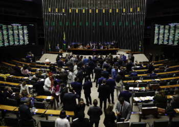 Câmara faz esforço concentrado para votar pacote de corte de gastos; veja vídeo