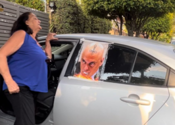 Mulher é acusada de chamar policial de macaco