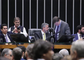 Plenário da Câmara retoma análise da proposta que muda abono salarial, acompanhe