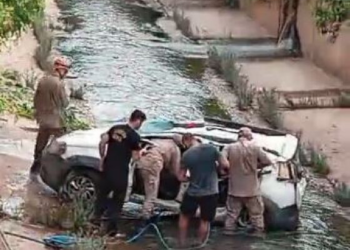 Mulher perde controle de carro e cai no Córrego do Barbado